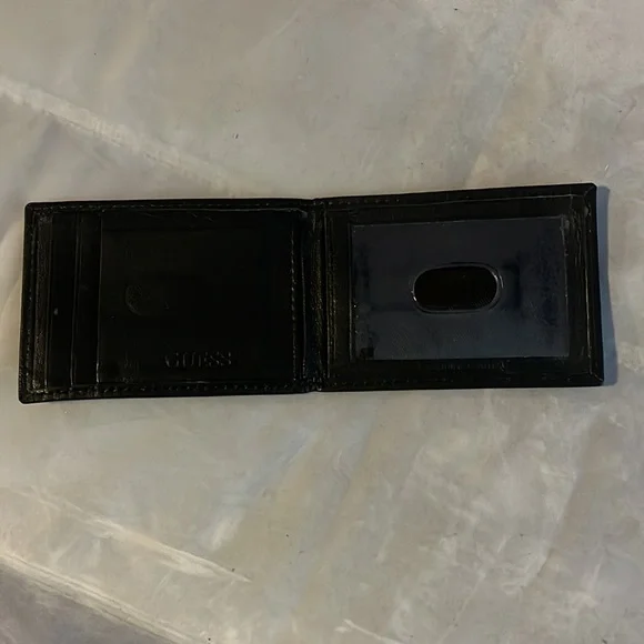 Guess Wallet - Picture 2 of 3